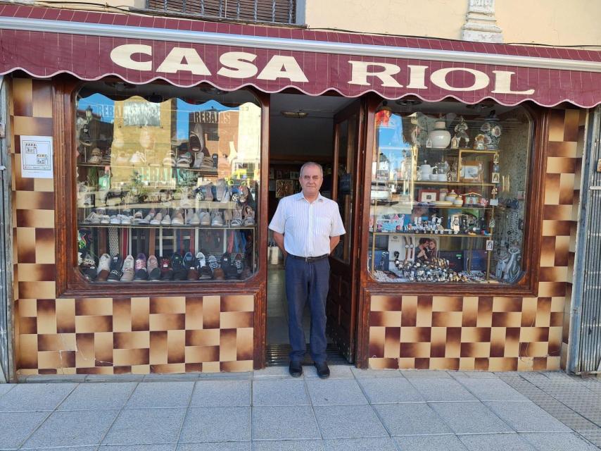 Juan Carlos en la puerta de Casa Riol
