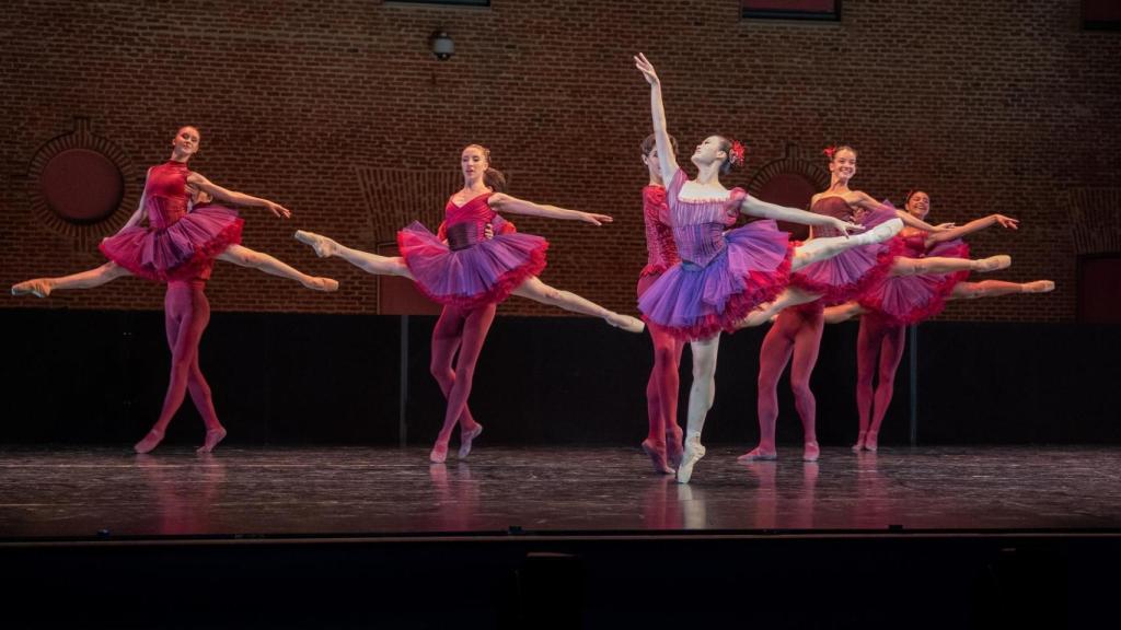 Un momento de la actuación del Junior Ballet de la Ópera de Madrid, este lunes en el centro Conde Duque de Madrid. Foto: Sara Cort