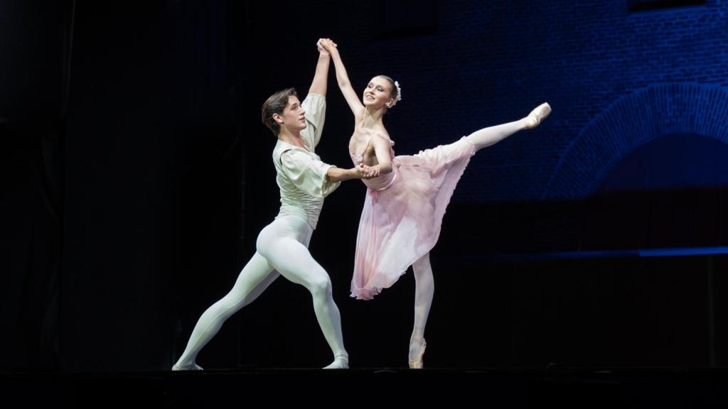 Un momento de la actuación del Junior Ballet de la Ópera de Madrid, este lunes en el centro Conde Duque de Madrid. Foto: Sara Cort