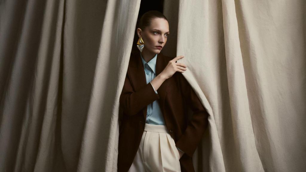 La paleta cromática abarca desde tonos neutros a cálidos.