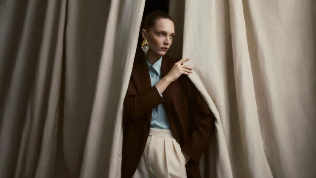 La paleta cromática abarca desde tonos neutros a cálidos.