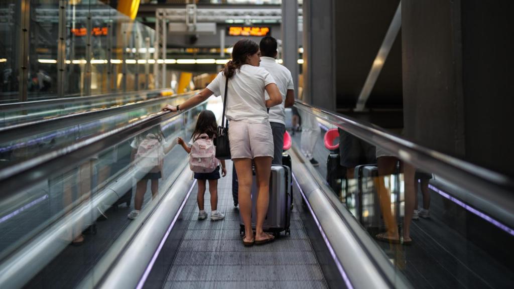 Varios viajeros en la terminal 4 del Aeropuerto Adolfo Suárez Madrid-Barajas