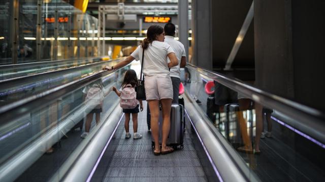 Varios viajeros en la terminal 4 del Aeropuerto Adolfo Suárez Madrid-Barajas