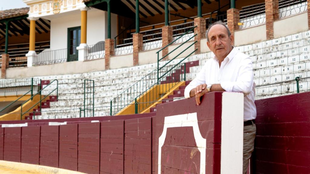 Vera, en el burladero de la plaza de toros de Tarazona.