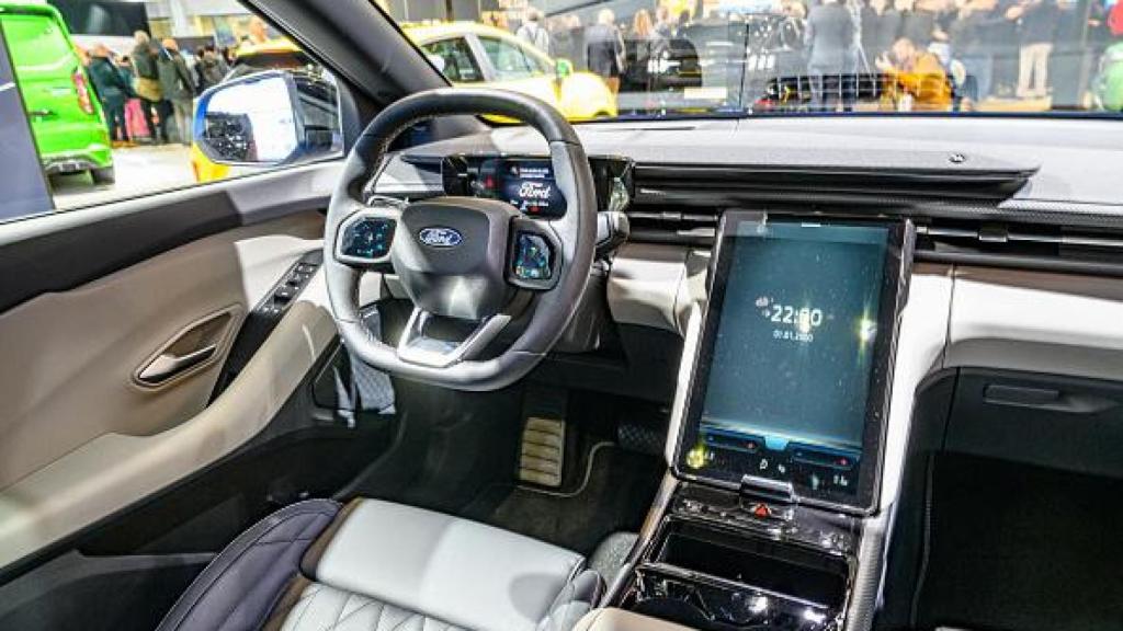 Imagen del interior del Ford Explorer de 2025.