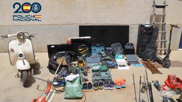 Varios de los objetos robados que han sido recuperados durante la operación policial.