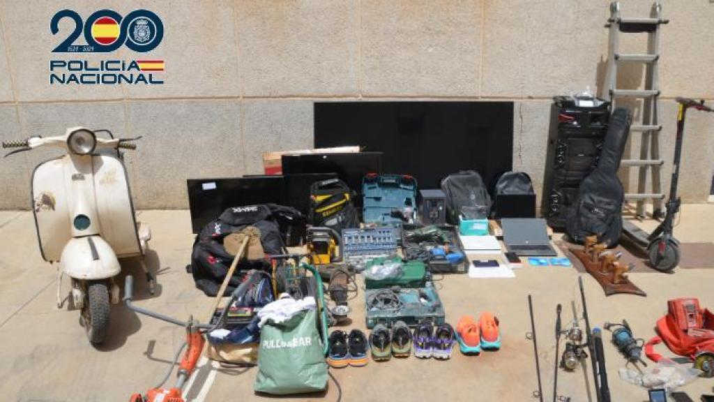 Varios de los objetos robados que han sido recuperados durante la operación policial.