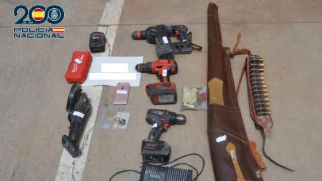 La escopeta y la munición intervenidas.