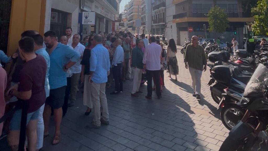 Imágenes de la cola de hermanos antes del cabildo.