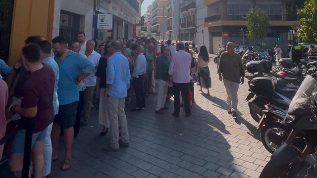 Imágenes de la cola de hermanos antes del cabildo.