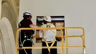 Técnicos del Gobierno de Aragón trabajando en el MNAC en las pinturas de Sijena