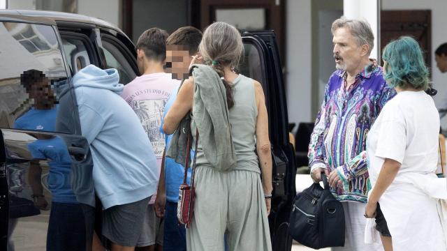 Miguel Bosé junto a sus hijos y los vástagos de Palau, a la salida de su comida familiar con Paola Dominguín.