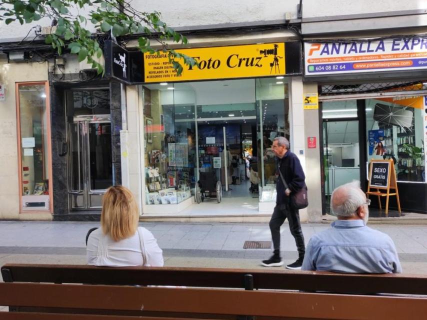 Foto Cruz, uno de los negocios más antiguos de la calle Barcelona que siguen abiertos.