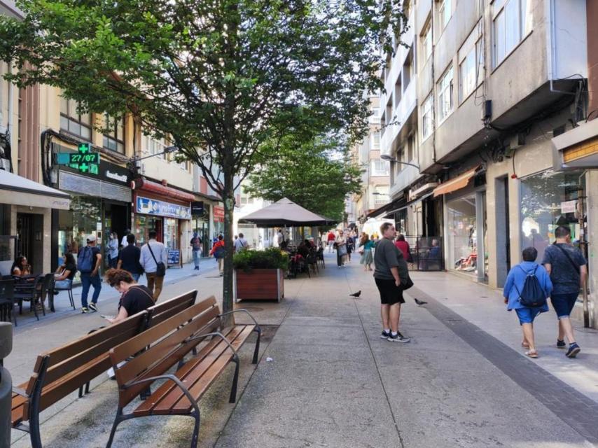 Paseantes en la calle Barcelona, en el barrio del Agra do Orzán.