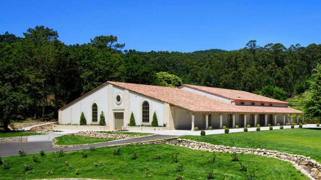 Montaje de Olga Verde con la bodega de Lagar de Fornelos.