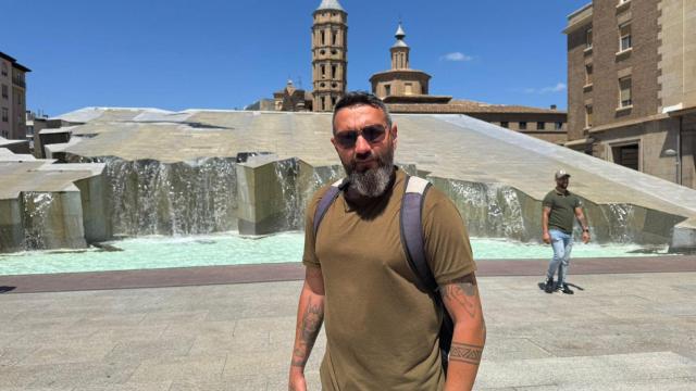 Juan Antonio junto a la Fuente de la Hispanidad en Zaragoza