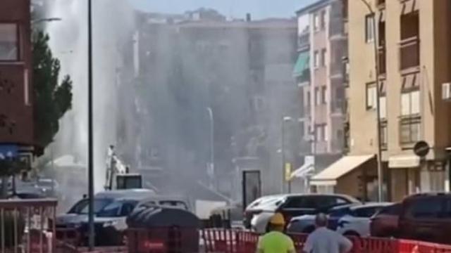 La rotura de una tubería ha provocado una llamativa fuga de agua en Toledo.