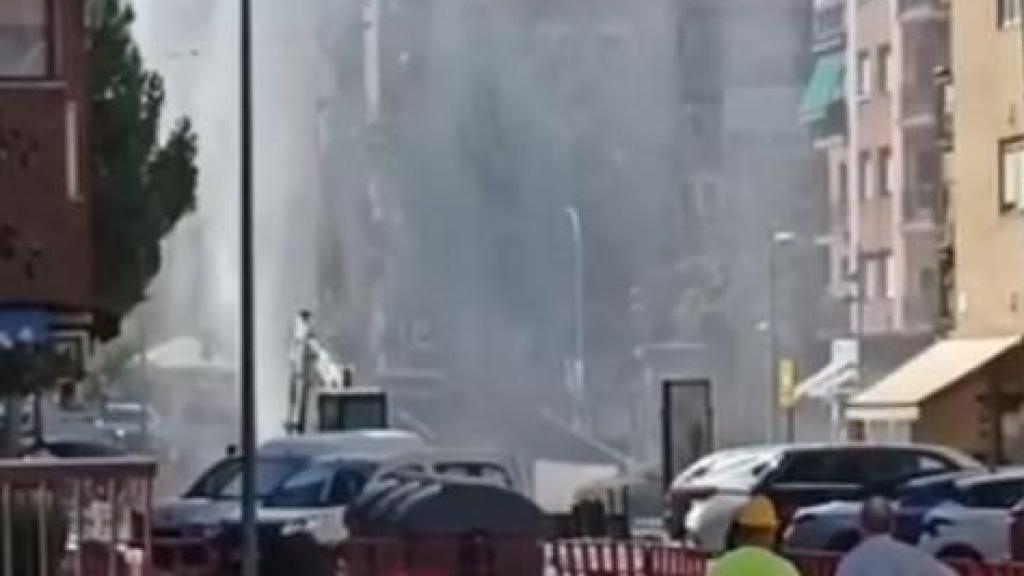 La rotura de una tubería ha provocado una llamativa fuga de agua en Toledo.