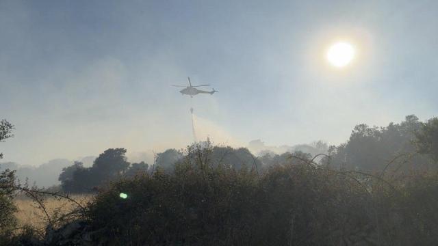 Un helicóptero sofocando el incendio de Zarzalejo.