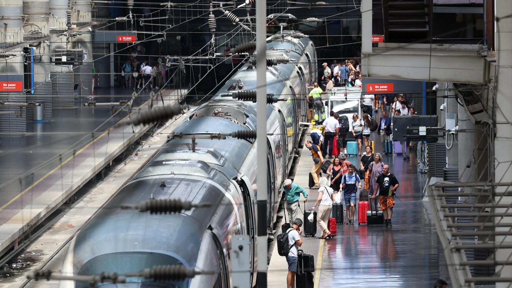 Pasajeros durante la primera operación salida del verano 2025, en la estación Puerta de Atocha - Almudena Grandes, a 4 de julio de 2025, en Madrid (España)