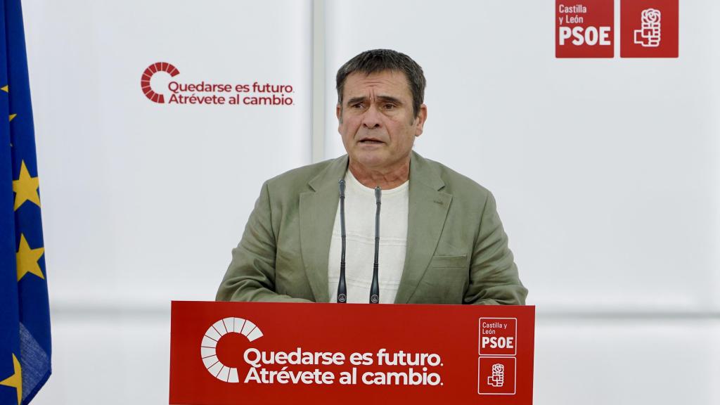 El secretario de Sanidad del PSOECyL y portavoz del área del Grupo Socialista en las Cortes, Jesús Puente, durante su rueda de prensa de este miércoles