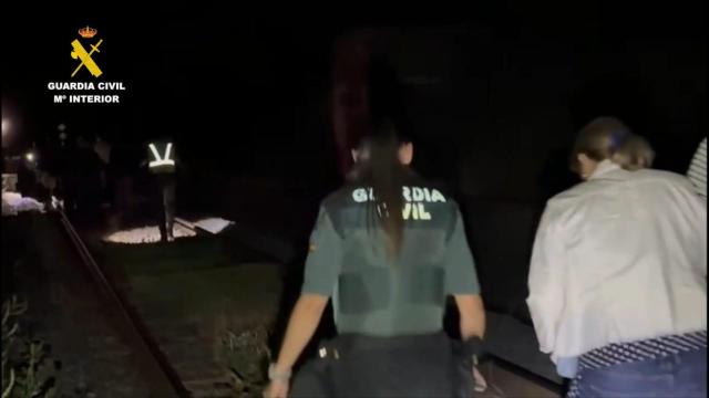 Una caminata a oscuras por las vías: la Guardia Civil evacúa a los pasajeros de un tren averiado en Cabañas de Aliste