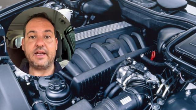 Composición de la imagen de un mecánico y el motor del coche.