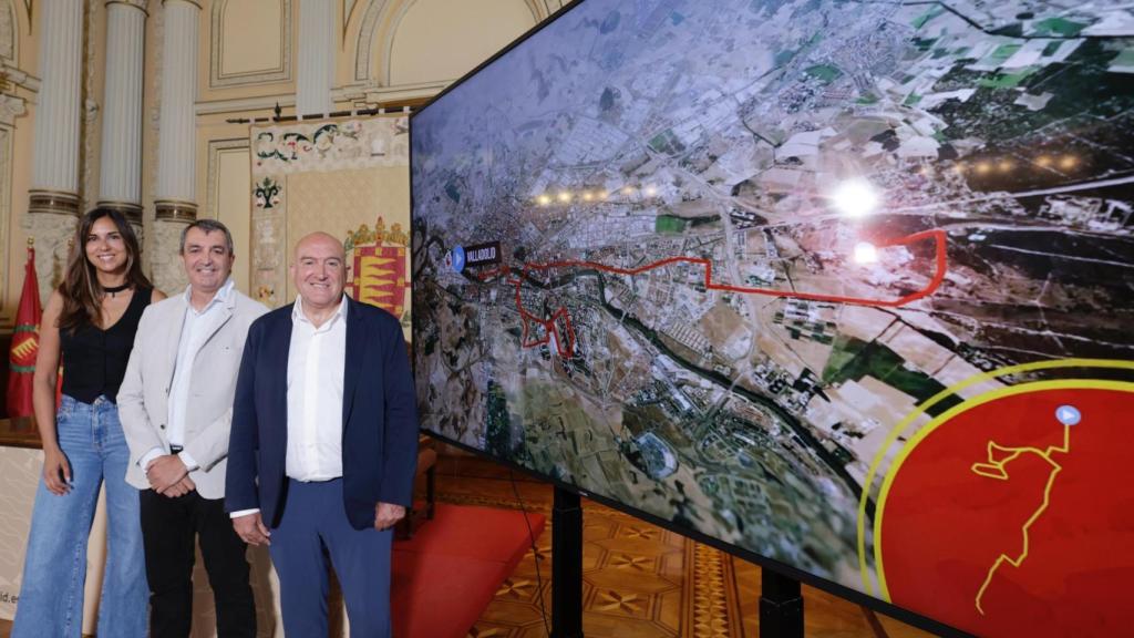 Blanca Jiménez con Javier Guillén y Jesús Julio Carnero presentando la etapa de La Vuelta