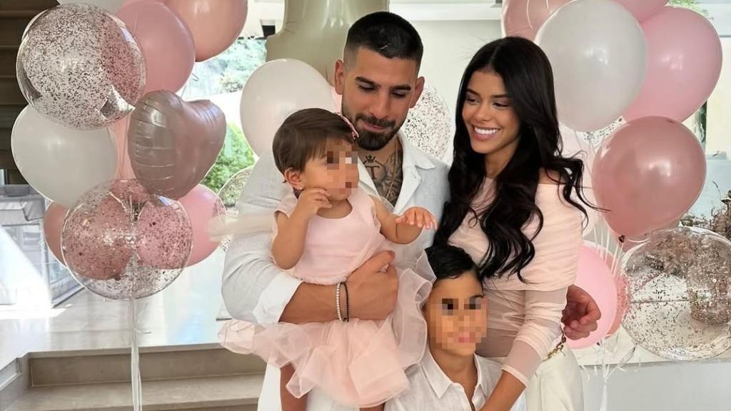 Ilia Topuria con su familia en el cumpleaños de su hija Giorgina.