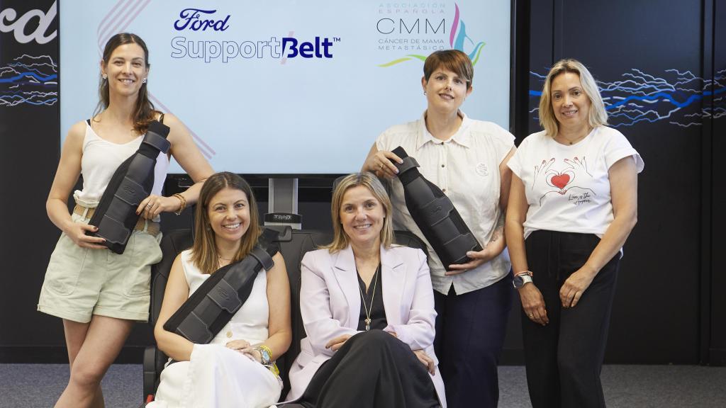 Presentación oficial del SupportBelt™ junto a la Asociación Española de Cáncer de Mama Metastásico (AECMM), con pacientes y responsables del proyecto: De izquierda a derecha, Pilar Ros, María Mejía Cristina del Rey, Raquel Juárez y Elisenda Martínez.
