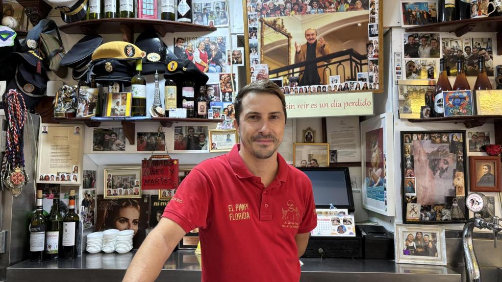 El Pimpi Florida, el bar de barrio con un pasillo histórico: “Quien venga se tiene que ir con una sonrisa y con ganas de volver”