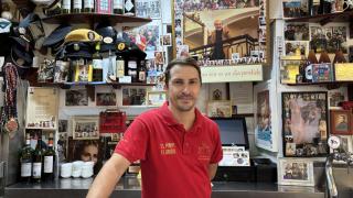 El Pimpi Florida, el bar de barrio con un pasillo histórico: “Quien venga se tiene que ir con una sonrisa y con ganas de volver”