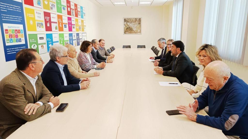 El alcalde Luis Barcala en una reunión anterior con los presidentes de las EGM de Alicante.