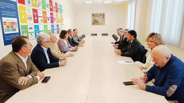 El alcalde Luis Barcala en una reunión anterior con los presidentes de las EGM de Alicante.