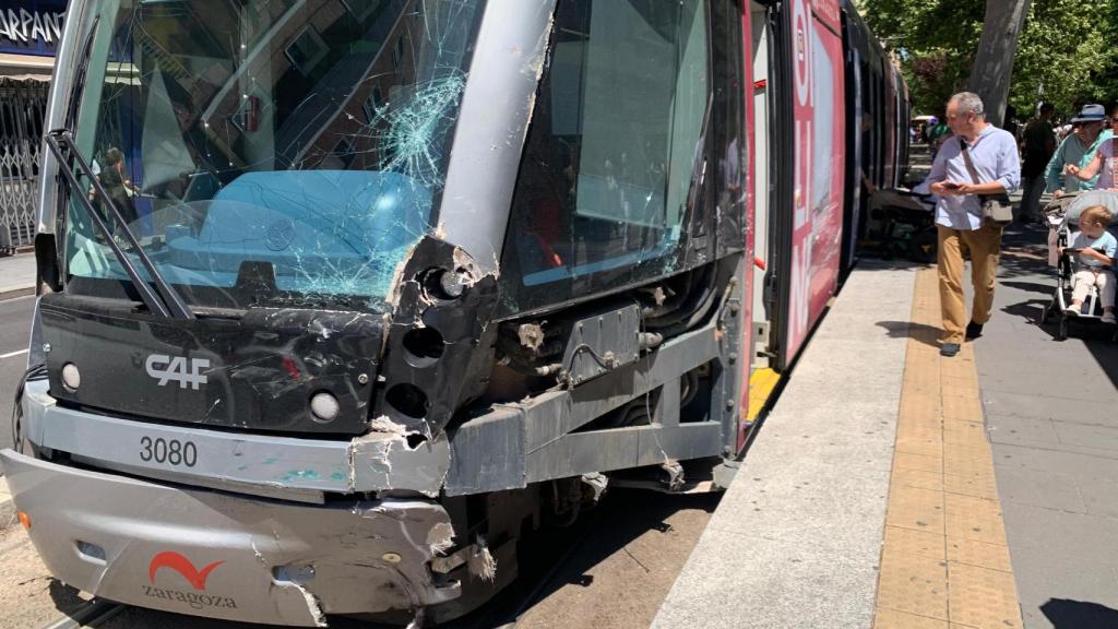 El convoy del tranvía tras la colisión.