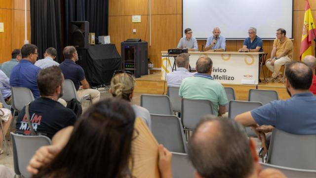 Imagen de la reunión de los responsables del ayuntamiento con los vecinos y comerciantes de Triana.