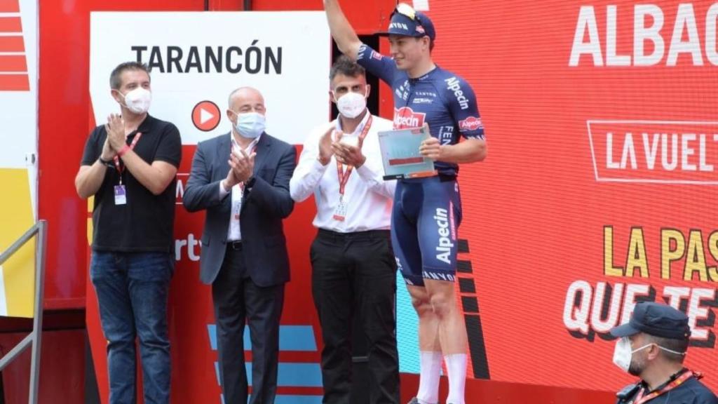 Emilio Sáez, con chaqueta, durante la entrega de premios tras la etapa de la Vuelta 2021 que acabó en Albacete.