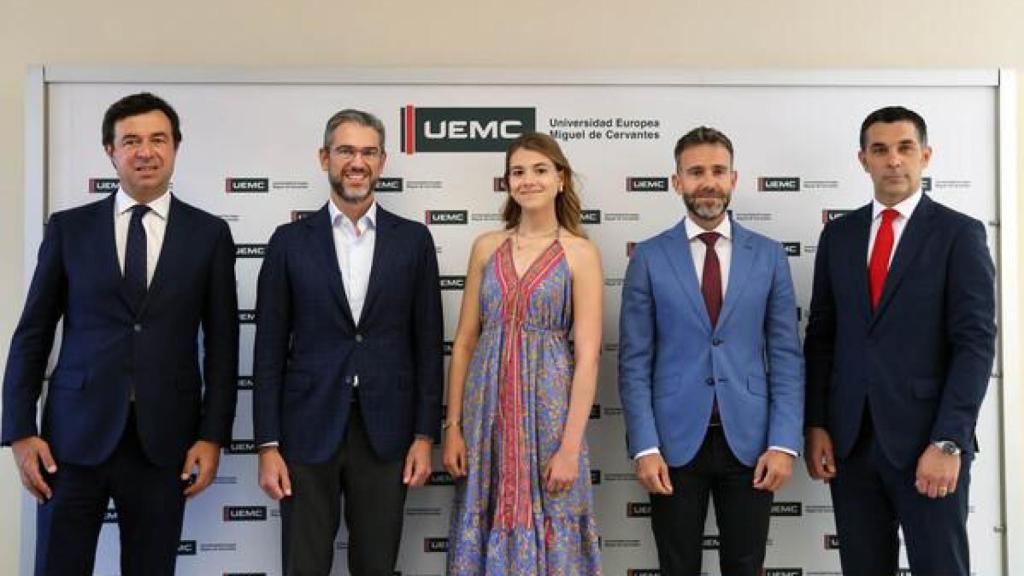 De izquierda a derecha: Rubén García Lija, director de Instituciones Territorial de Castilla y León en Banco Santander, Jesús Zarzuela Mateos, consejero delegado y vicepresidente de la Fundación UEMC, Claudia Roldán García, David García López, rector de la UEMC y Santiago Álvarez Santos, gerente de Banca Institucional Castilla y León en Banco Santander.