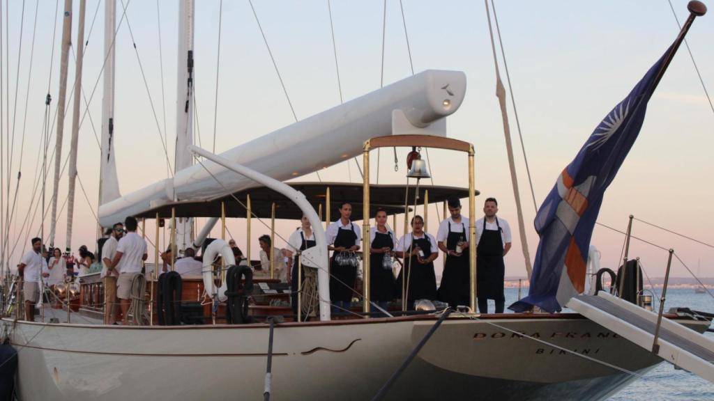 La goleta Doña Francisca, preparada para recibir al entorno de Fiona Ferrer y a la tripulación del Hydra HM Hospitales.