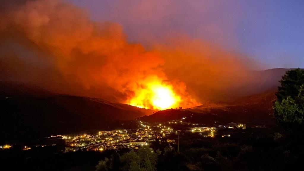 Tremenda imagen del pueblo de Mombeltrán asolado por las llamas del monte