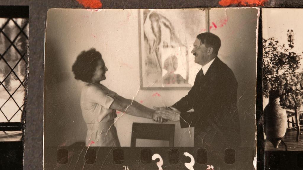 Leni Riefenstahl estrecha la mano de Adolf Hitler en uno de sus encuentros personales. © Bayerische Staatsbibliothek Bildarchiv