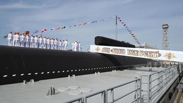 Ceremonia de izado de la bandera del Knyaz Pozharsky