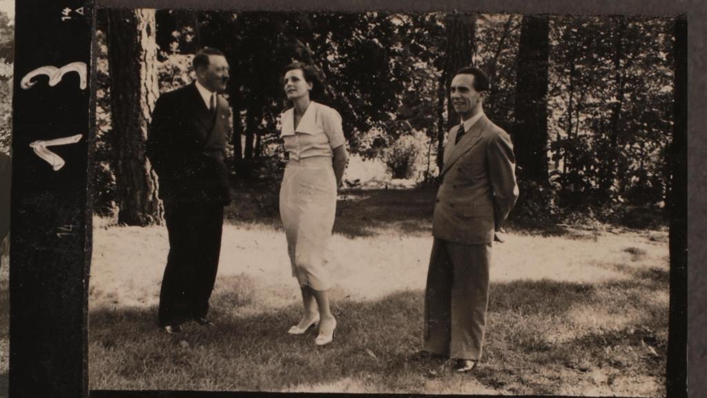 Riefenstahl junto a Hitler y Goebbels en una imagen de archivo. © Vincent Productions