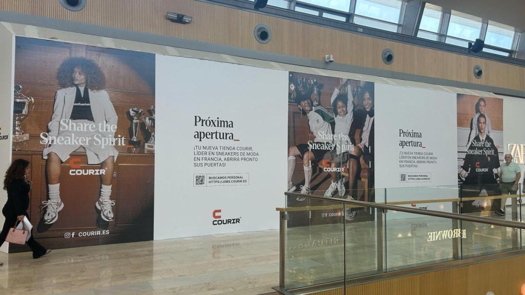 Los carteles que anuncian la nueva apertura en Puerto Venecia