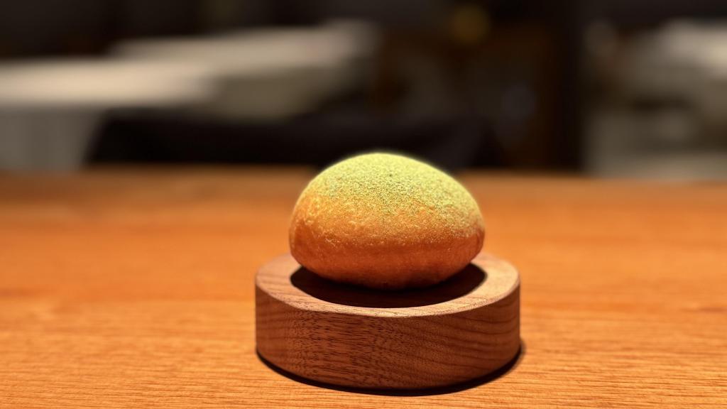 Berlina con higos al vinagre y crema de vainilla.