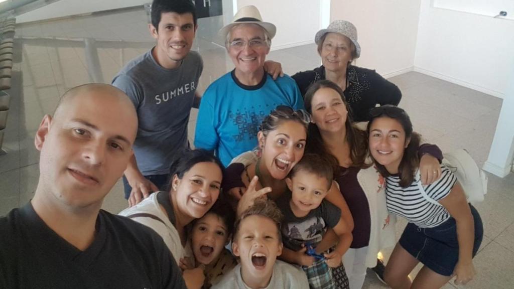 La familia, antes de emprender el viaje.