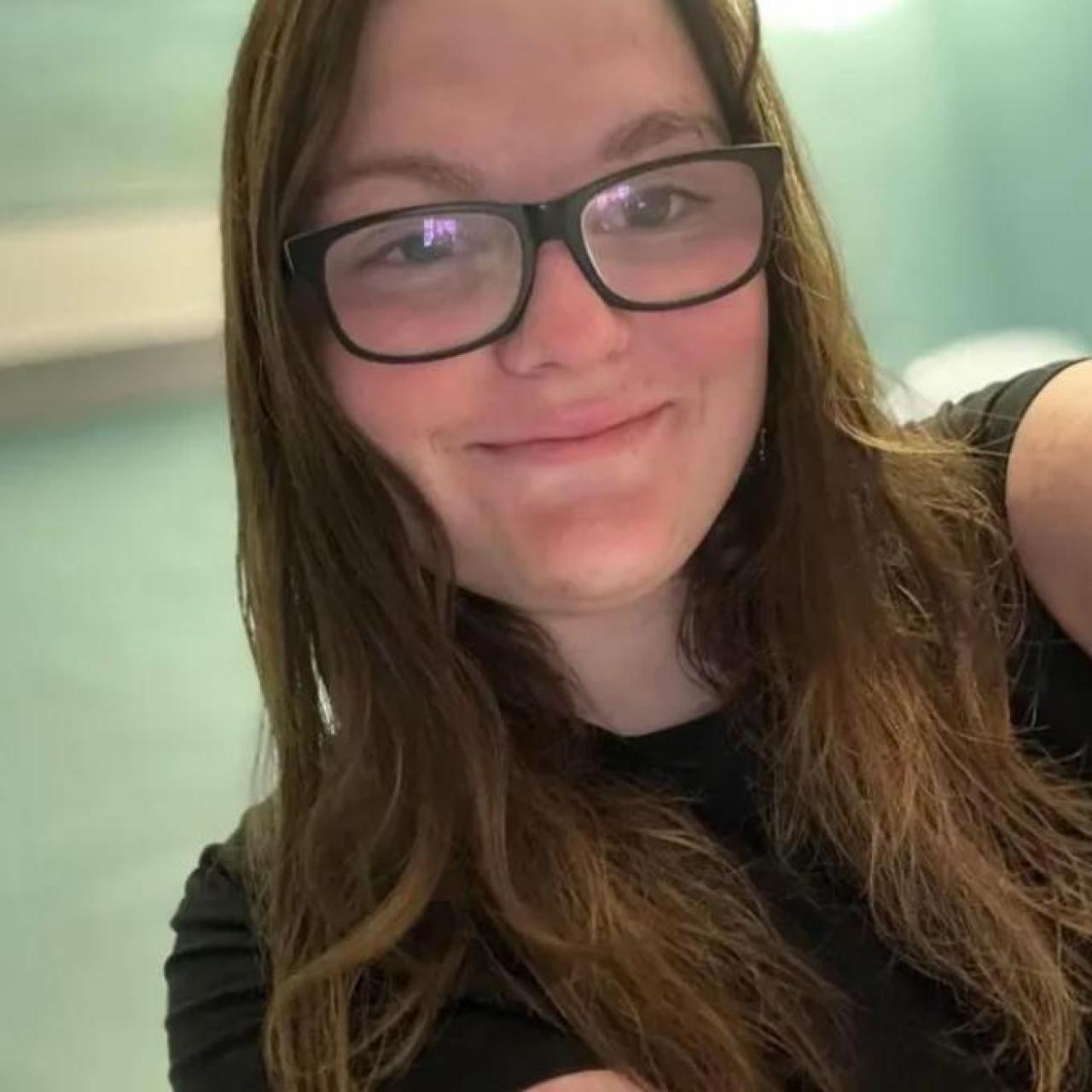 Anna Luke, empleada de Walmart, se encontraba trabajando en una caja registradora al momento de los hechos.