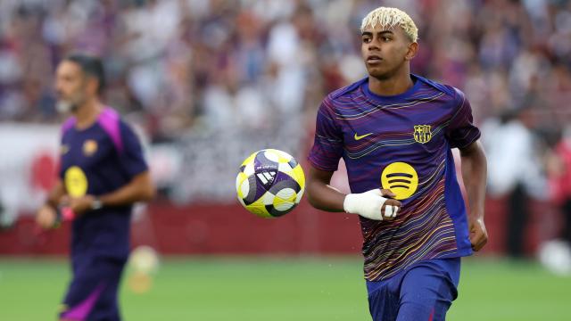 Lamine Yamal realiza ejercicios de calentamiento antes del partido contra Vissel Kobe.