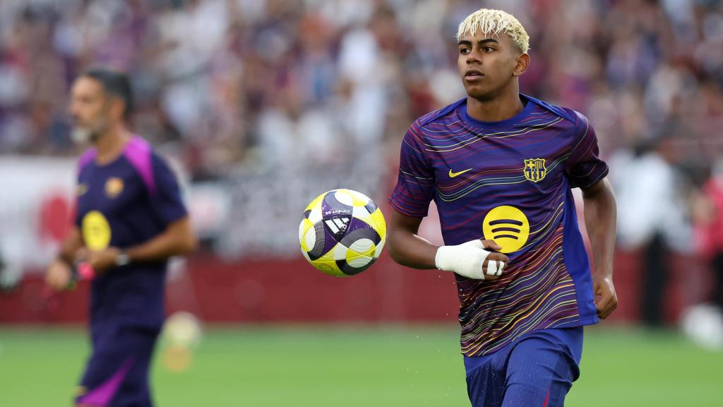 Lamine Yamal realiza ejercicios de calentamiento antes del partido contra Vissel Kobe.