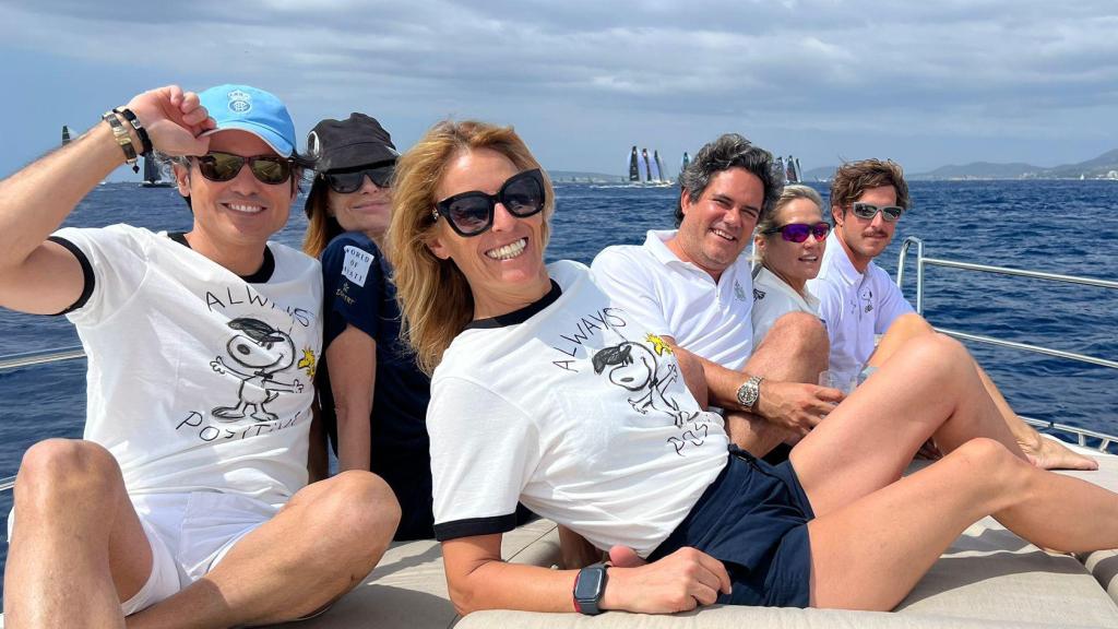 Julián Porras-Figueroa, Olivia de Borbón, Mónica Martín Luque, José Manuel Yzaga, Fiona Ferrer y Andrés López en el barco de seguimiento de la Copa del Rey.